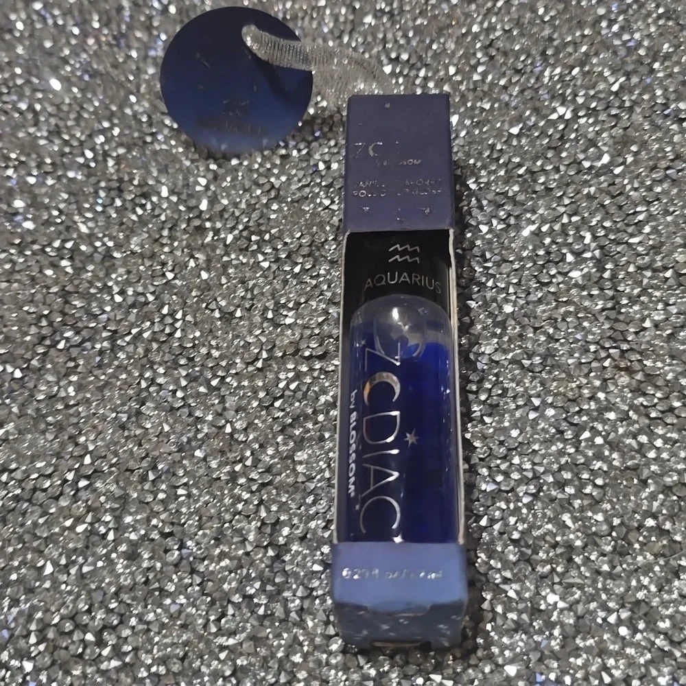 ❇️🧚‍♀️AQUARIUS Blossom Roll-On Vanilla Lip Gloss NWT